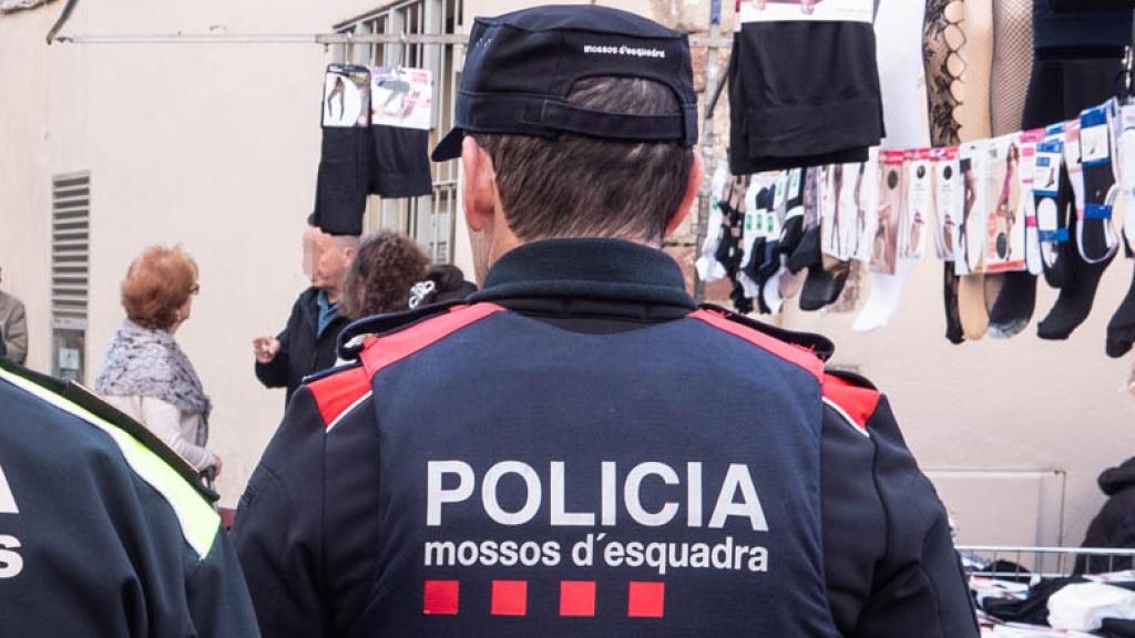 Binomio de agentes de los Mossos y la Policía Local por el mercado de Granollers