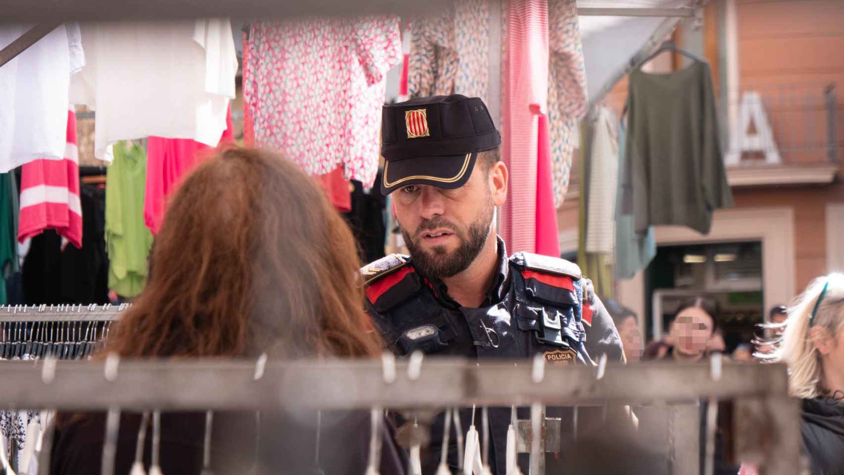 El sargento Gimeno hablando con una de las vendedoras del mercado