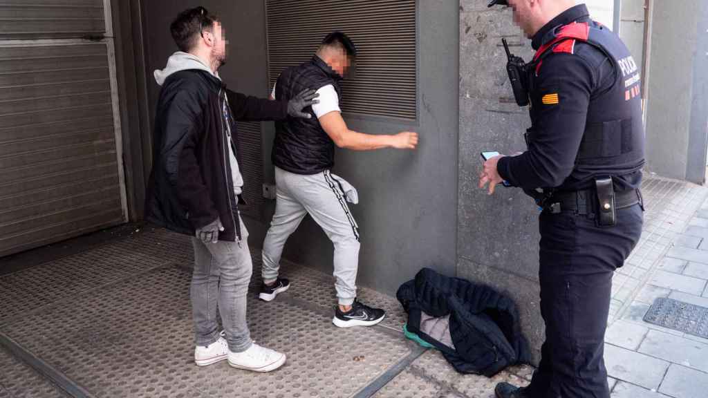 Agentes uniformados y de paisano registrando a un sospechoso en Granollers