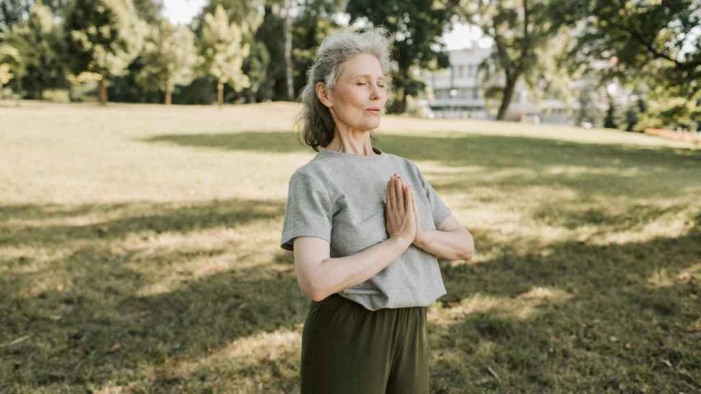 Una mujer jubilada disfruta de una sesión de yoga | PEXELS