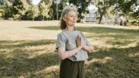 Una mujer jubilada disfruta de una sesión de yoga | PEXELS