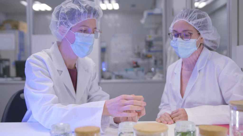 Investigadores en las instalaciones de Vytrus Biotech