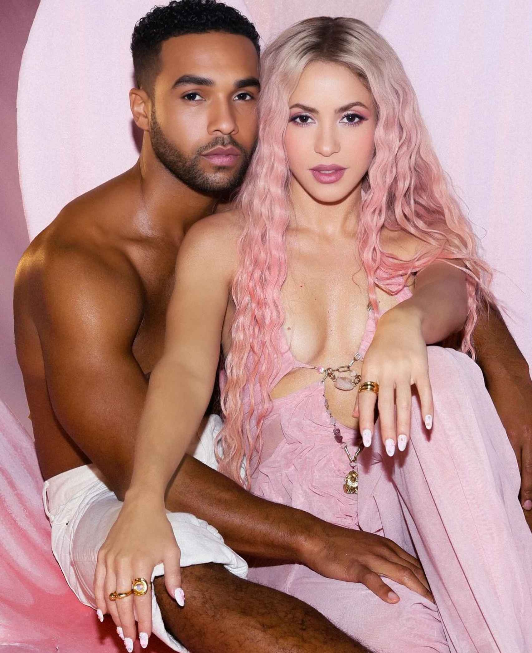 Shakira muestra su lado más sensual para anunciar su hit 'Puntería'