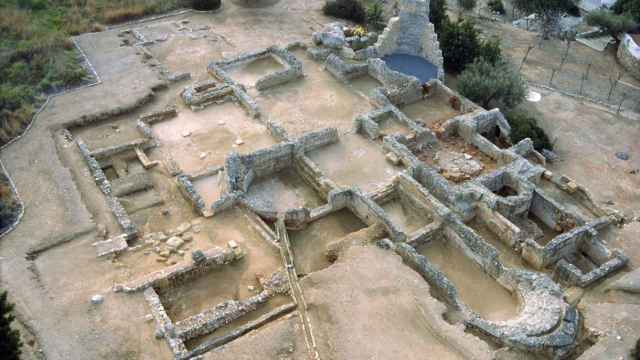 Vista general del edificio de los baños de la villa romana de Els Munts