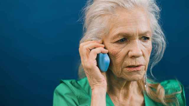 Una mujer mayor al teléfono