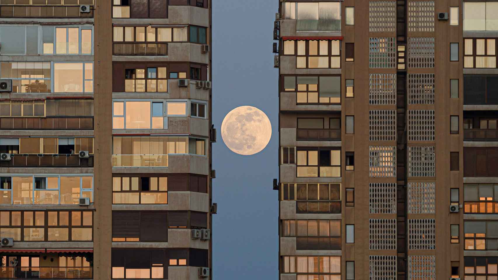 Eclipse lunar entre dos edificios