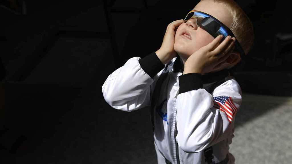 Un niño viendo un eclipse solar