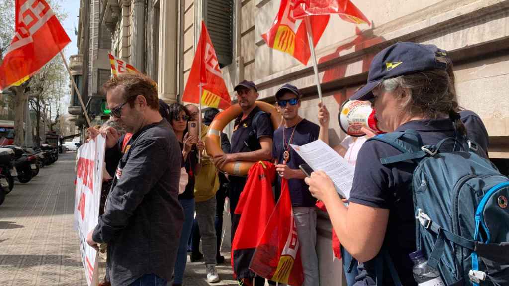 Protesta de inspectores de pesca marítima frente a la Delegación del Gobierno en Barcelona el 21 de marzo