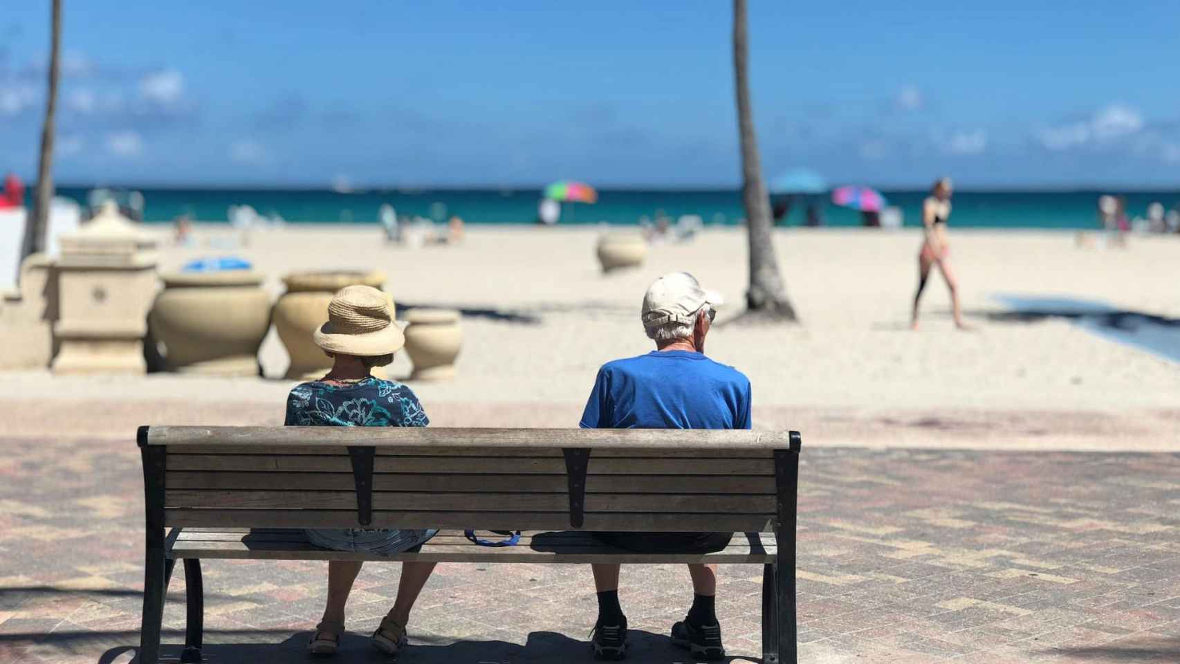 Una pareja de jubilados frente al mar - Canva