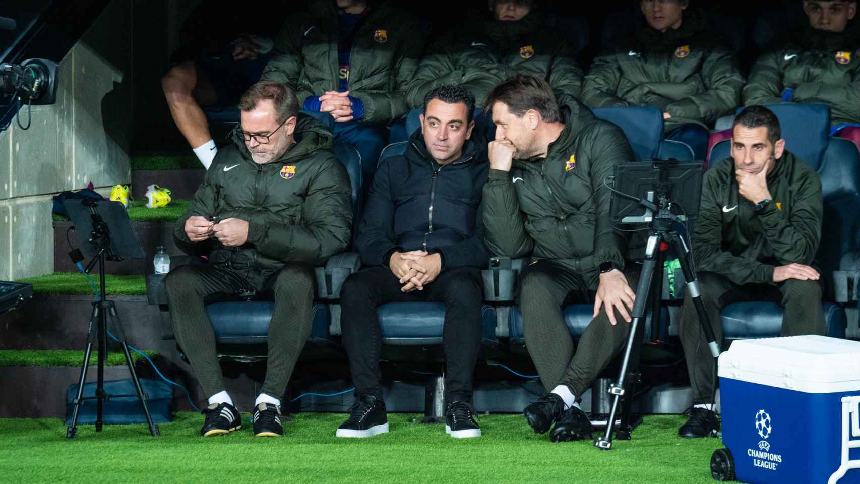 Xavi Hernandez en el banquillo del Parque de los Príncipes