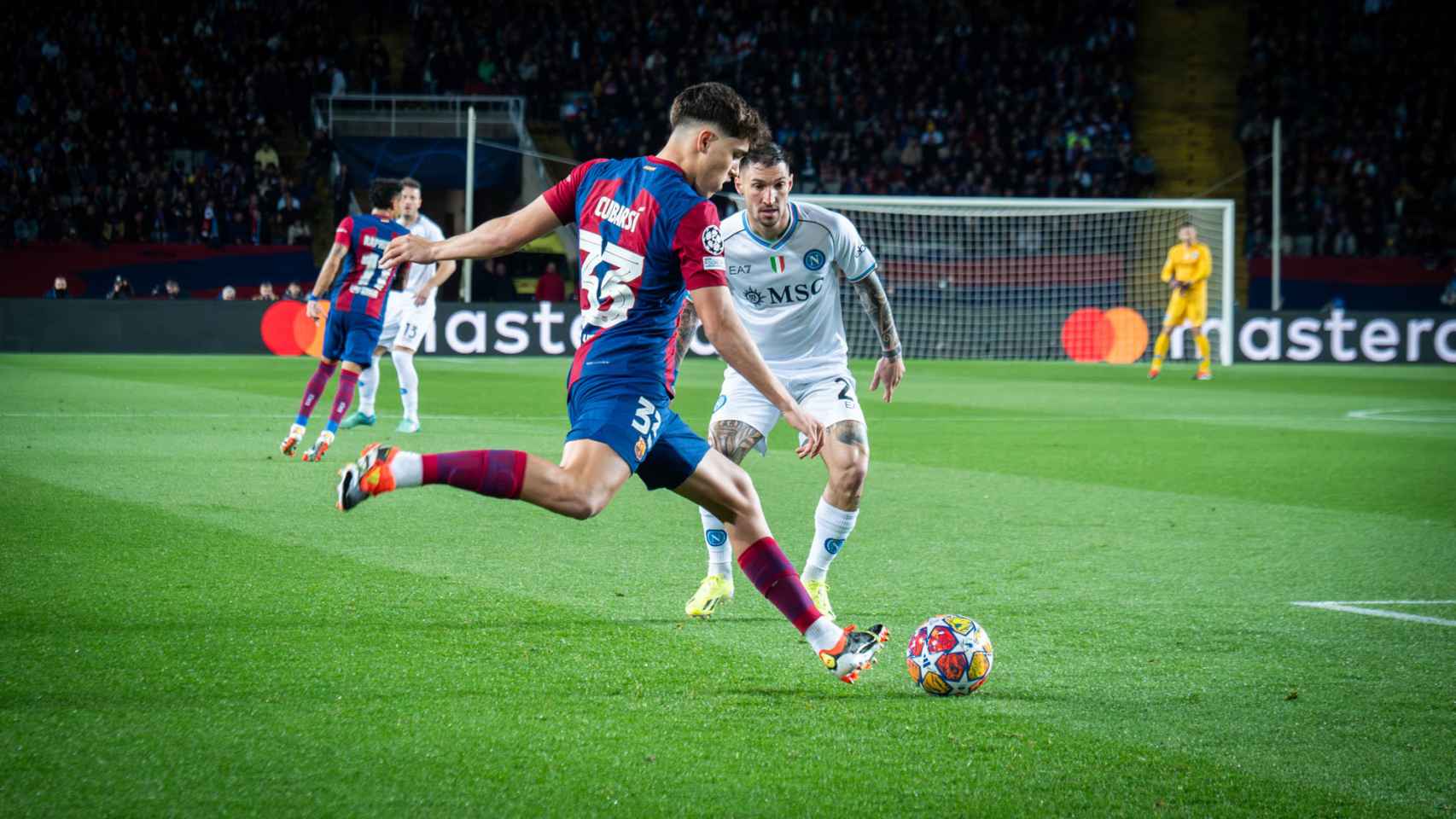 Cubarsí sacancdo el balón, contra el Nápoles