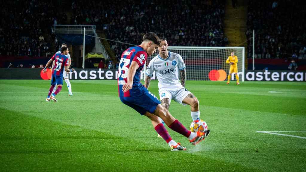 Cubarsí desplaza el balón en el partido entre el Barça y el Nápoles