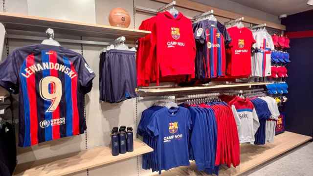Las camisetas oficiales del Barça en una tienda oficial del club