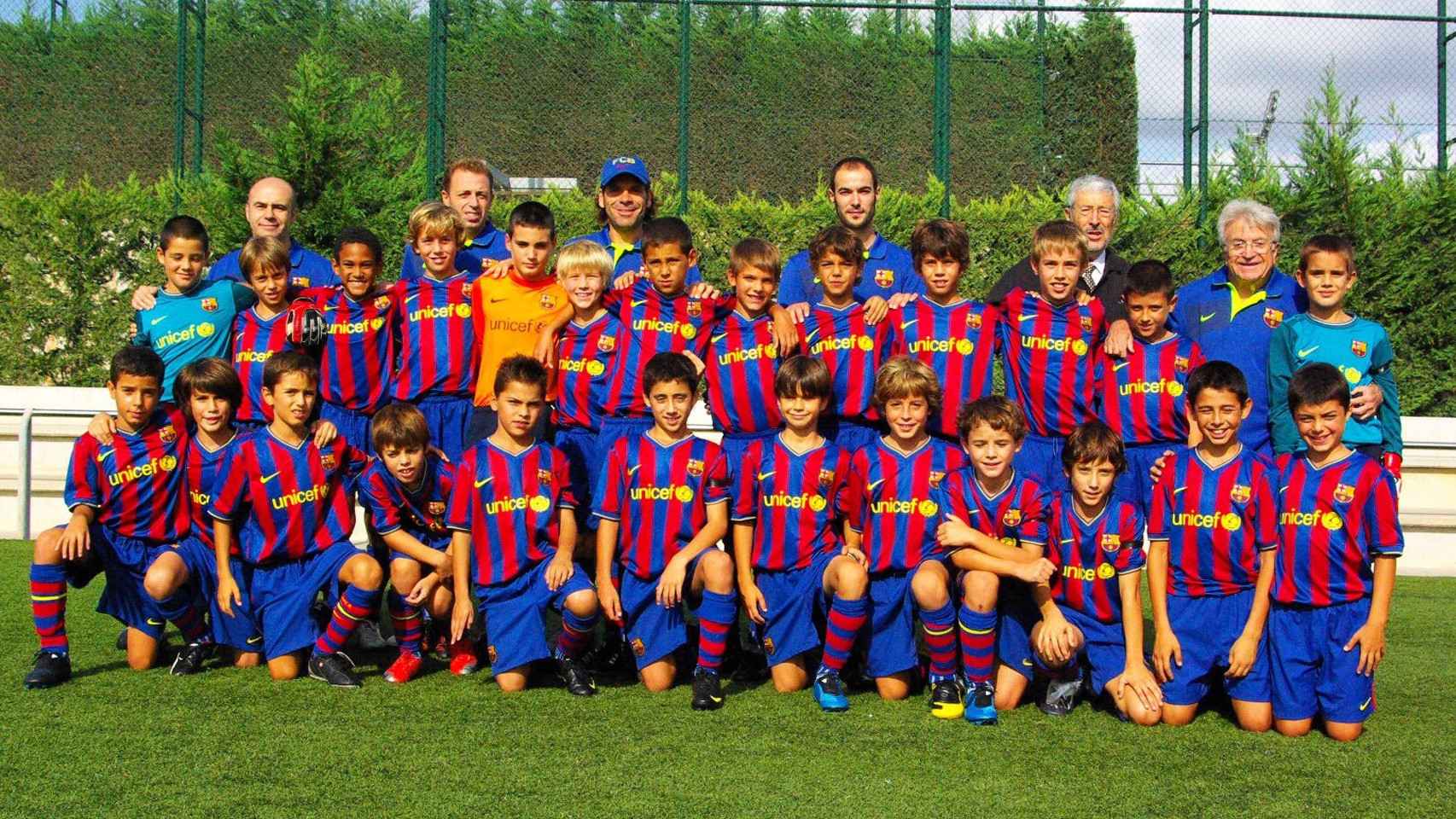 Jordi Font (arriba en el centro con la gorra), durante una temporada con el Alevín del Barça
