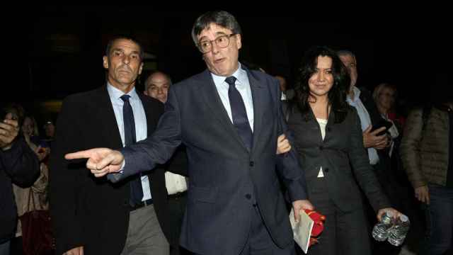 El expresidente de la Generalitat Carles Puigdemont, junto a su pareja, Marcela Topor (d), tras la conferencia que ha ofrecido en el ayuntamiento de Elna