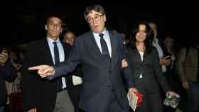 El expresidente de la Generalitat Carles Puigdemont, junto a su pareja, Marcela Topor (d), tras la conferencia que ha ofrecido en el ayuntamiento de Elna