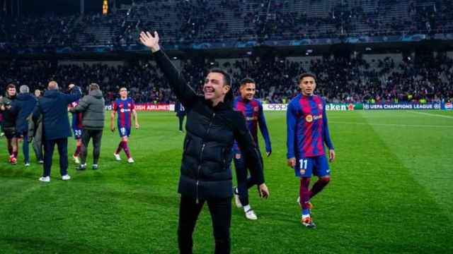 La euforia de Xavi tras clasificar con el Barça a los cuartos de Champions League