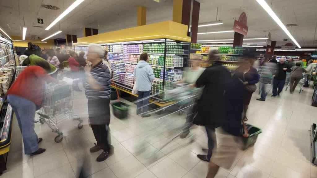 Un grupo de clientes en un supermercado