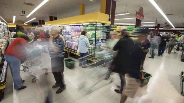 Un grupo de clientes en un supermercado