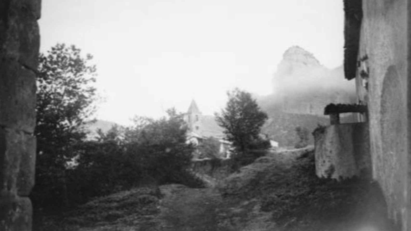 Vilanova de Sau, con el campanario de Sant Romà de Sau al fondo, 1919