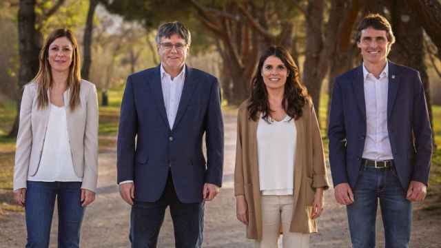 El candidato de Junts a la Generalitat Carles Puigemont y las cabezas de lista Mónica Sales (Tarragona), Salvador Vergés (Girona) y Jeannine Abella (Lleida)