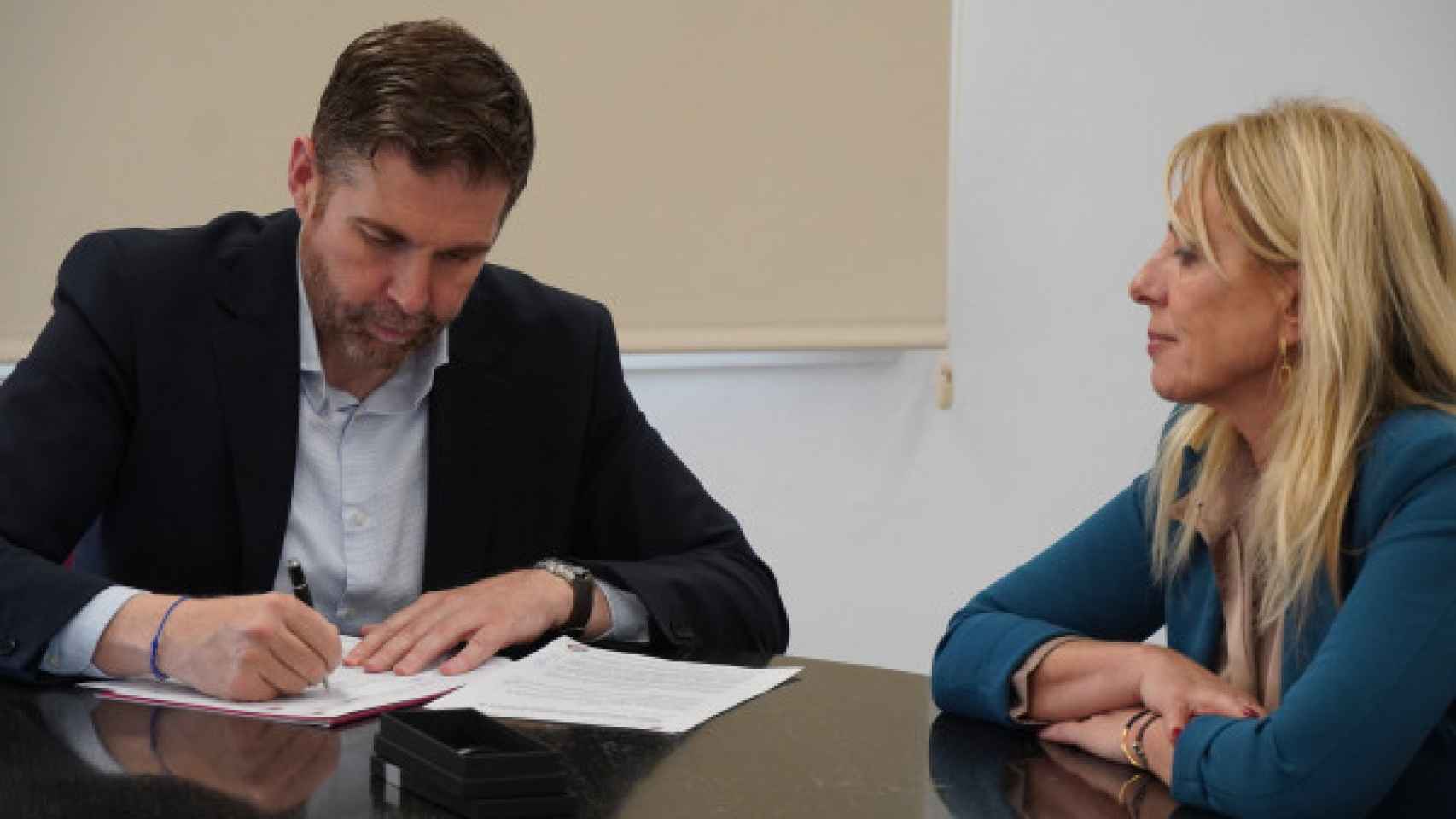 El alcalde de Abrera, Jesús Naharro, y la presidenta de la Fundación Sesé, Ana Sesé, firman el convenio de colaboración