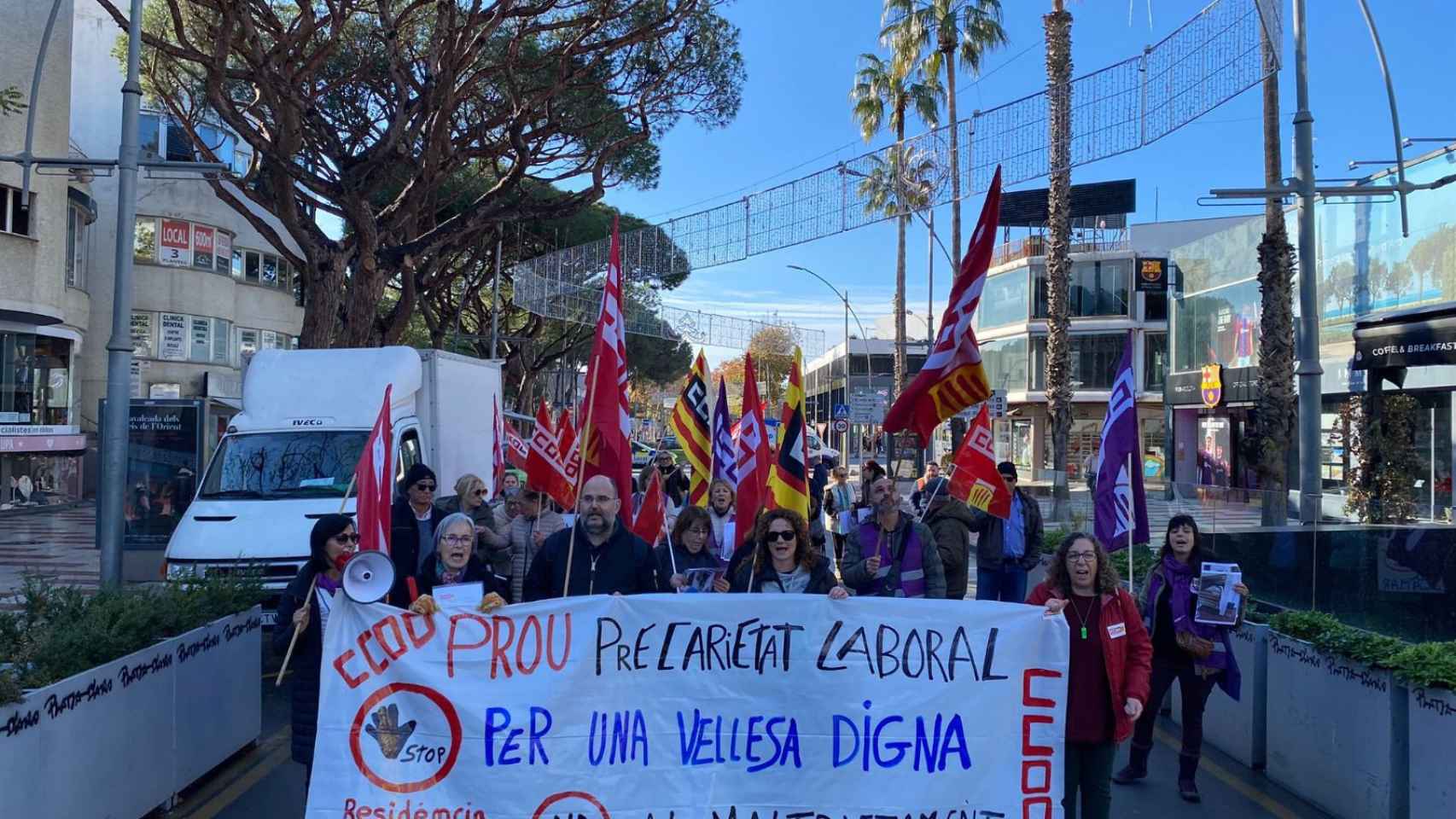 Manifestación de trabajadores de la residencia Bellamar de Platja d'Aro (Girona)