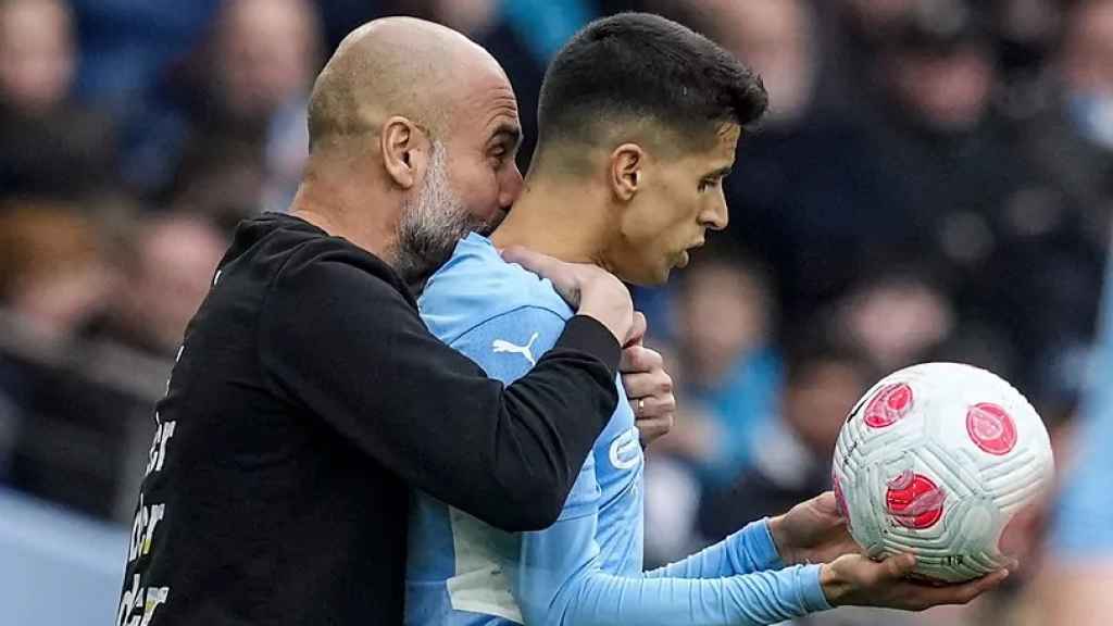 Pep Guardiola y Joao Cancelo en el Manchester City