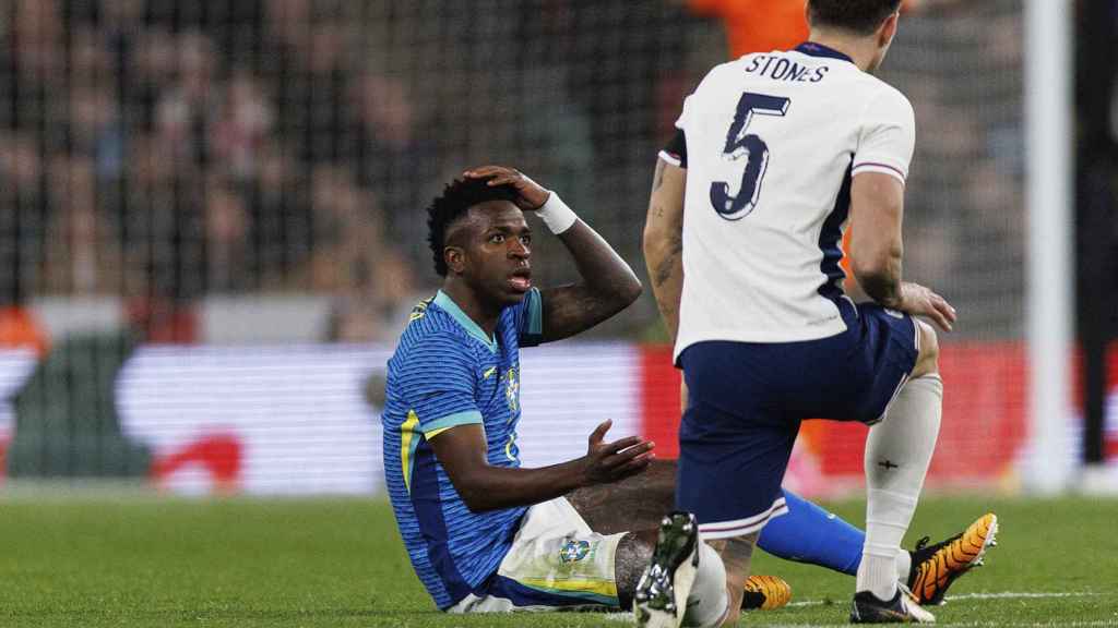 Vinicius, en el suelo, tras una disputa de balón en el Inglaterra-Brasil