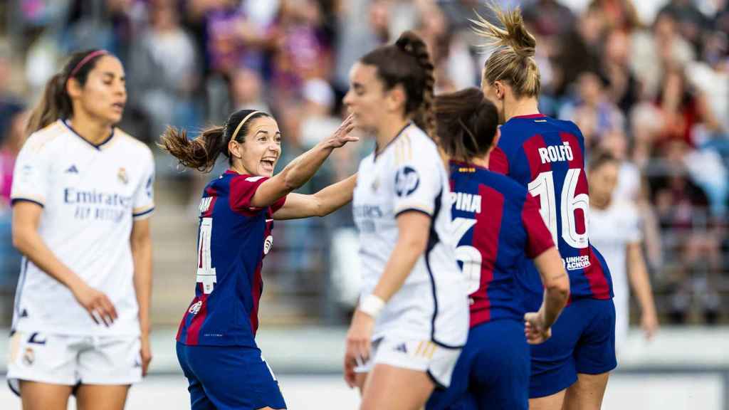 Aitana felicita a Rolfo por su gol anotado contra el Real Madrid