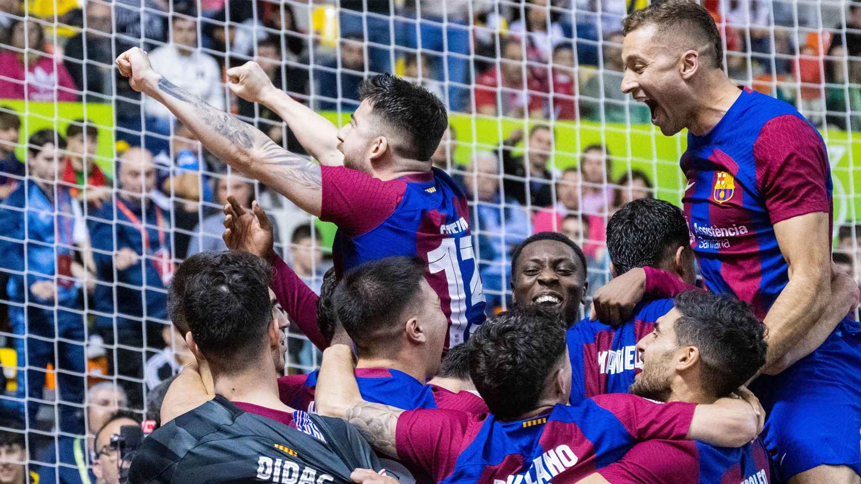 Los jugadores del Barça de fútbol sala alzan a Catela tras ganar la Copa de España