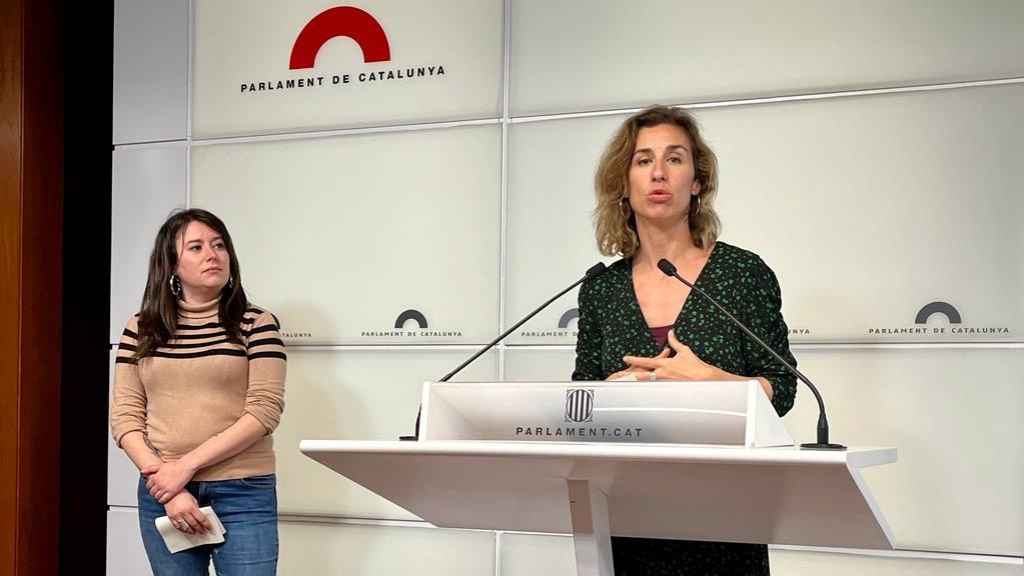 Las diputadas de la CUP Laure Vega y Laia Estrada en una rueda de prensa en el Parlament