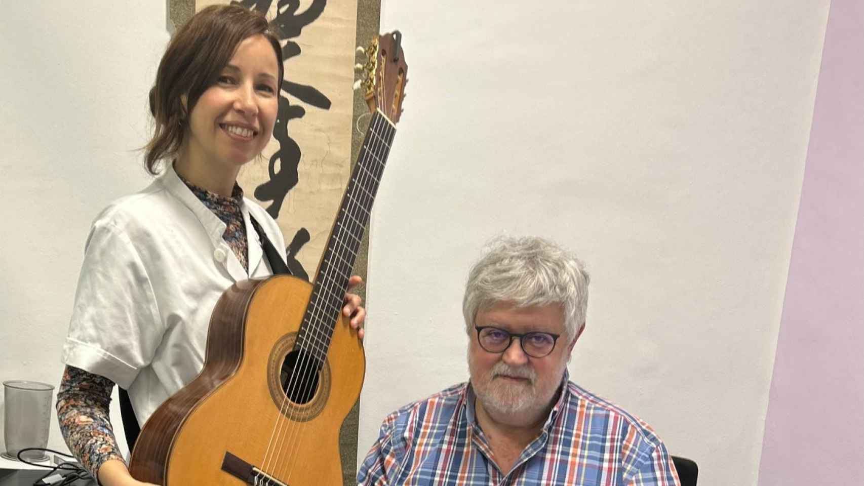 La musicoterapeuta Maria Aguilera, junto al neonatólogo Oscar García Algar