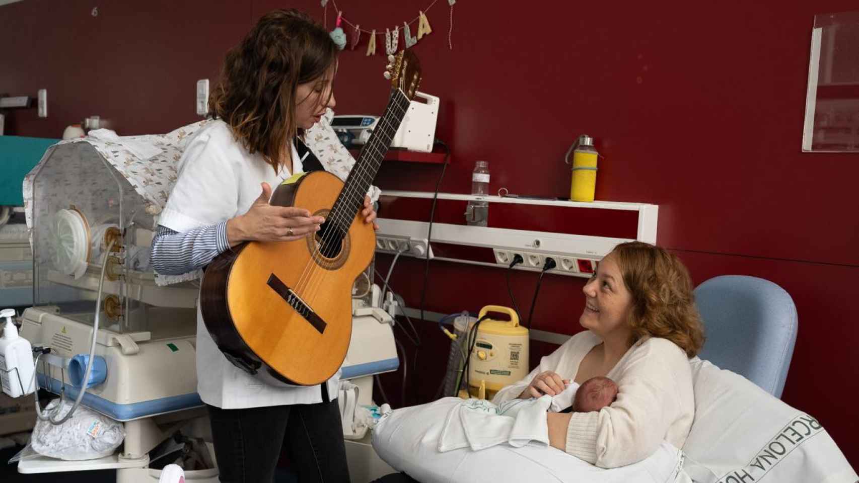 Un paciente de la UCIN recibe musicoterapia en brazos de su madre