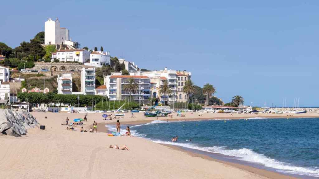 Playa de Sant Pol de Mar, uno de los municipios turísticos de la costa catalana
