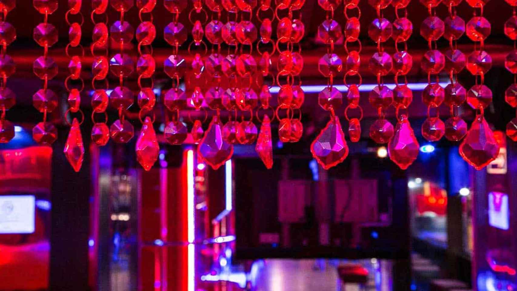 Imagen de una cortina de diamantes en Bacarrá, el 'strip club' que cerrará mañana