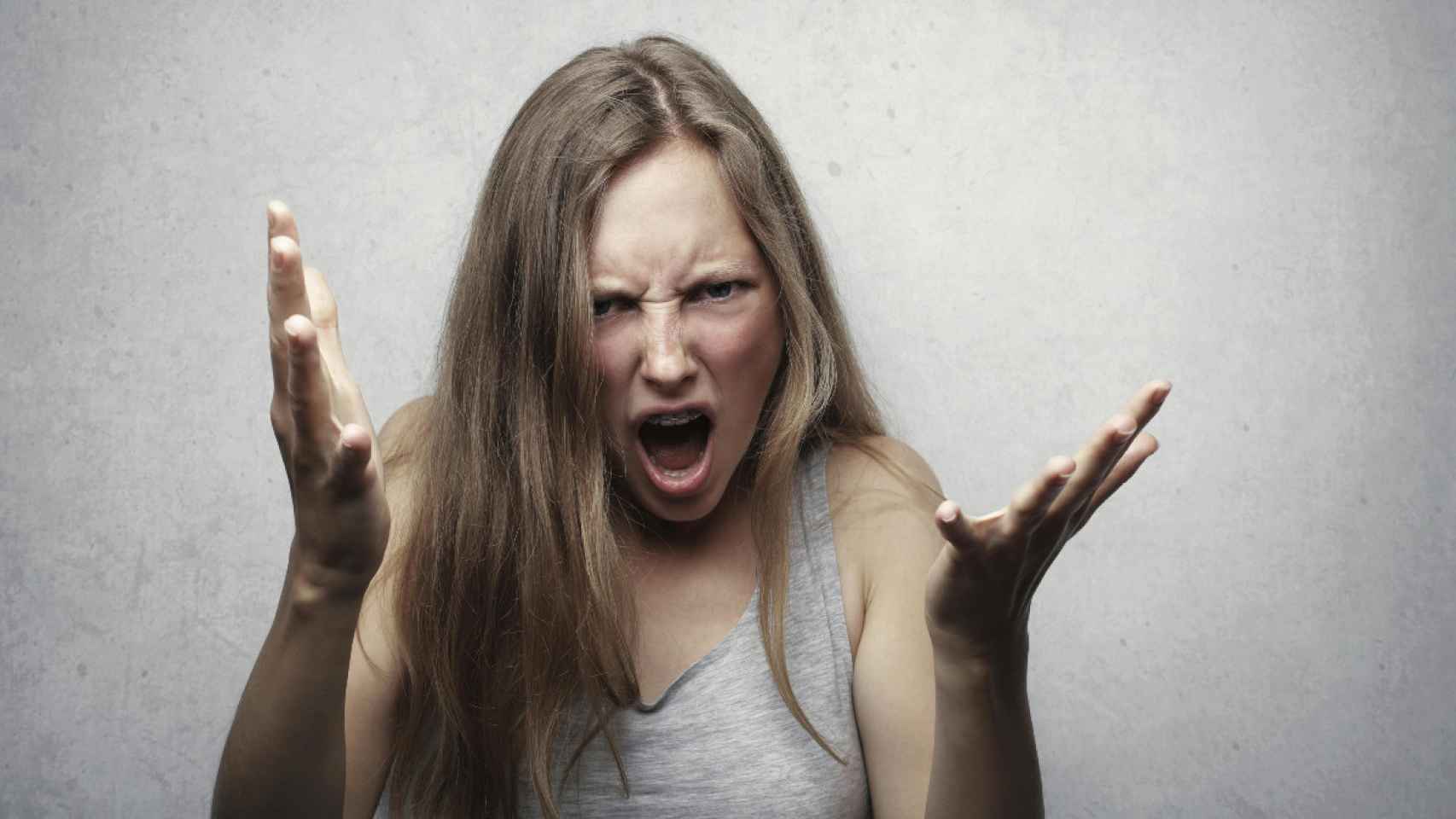 Imagen de archivo de una chica enfadada