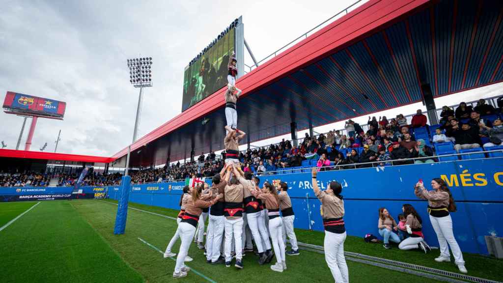 Los castellers de Molins de Rei, en la inauguración de la Barça Academy World Cup