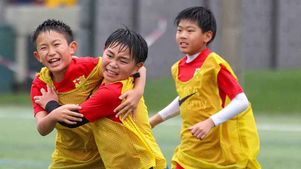 El primer día de la Barça Academy World Cup, bajo la lluvia