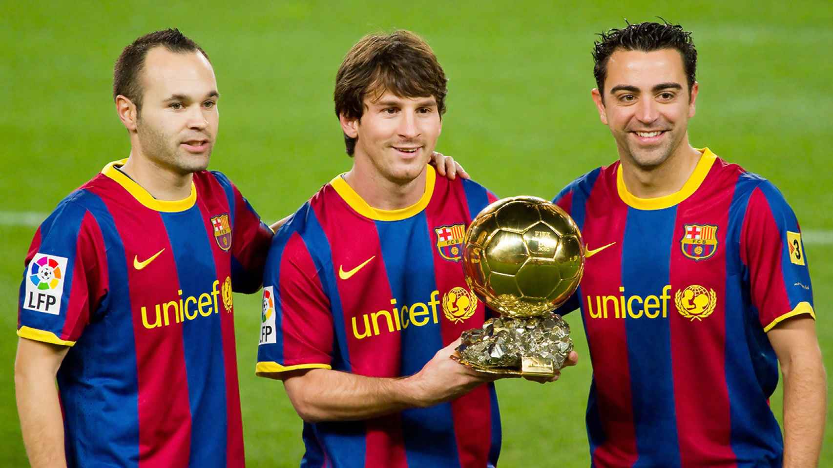Iniesta, Messi y Xavi, con el Balón de Oro de 2010