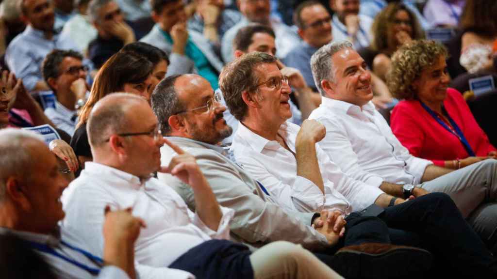 El presidente del PPC, Alejandro Fernández; el del PP, Alberto Nuñez Feijóo; el Coordinador de General del PP, Elías Bendodo; y la portavoz del PP en el Parlamento Europeo, Dolors Montserrat