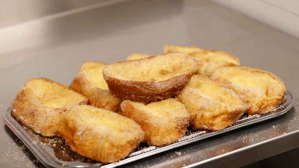 Una bandeja de torrijas tradicionales | EFE