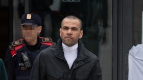 La abogada de Dani Alves, Inés Guardiola (2i), y el exfutbolista Dani Alves (1d) a su salida de la cárcel de Can Brians