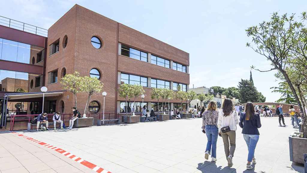 Estudiantes en el campus central de la UIC en la calle Iradier