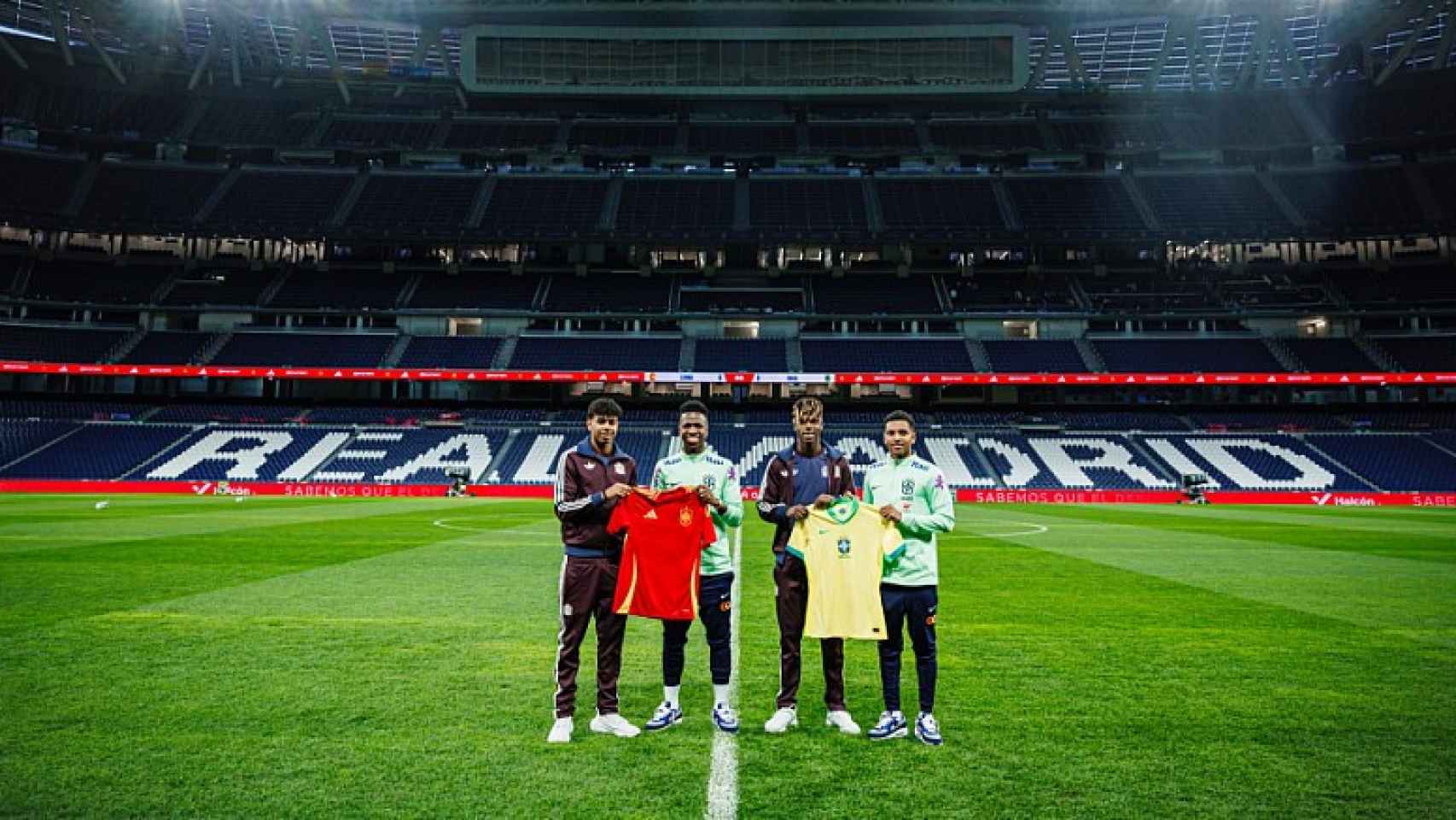 Lamine Yamal, Vinicius Jr, Nico Williams y Rodrygo Goes posan con las camisetas de España y Brasil