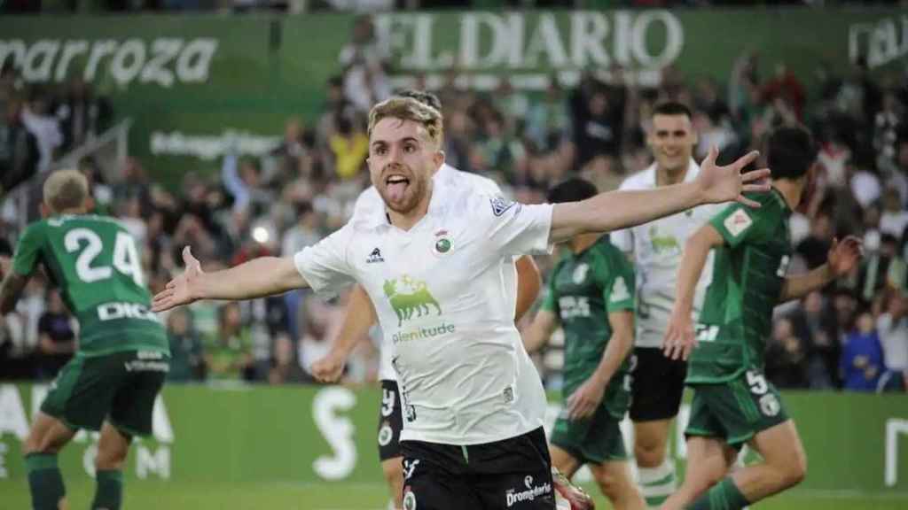 Peque celebra un gol con el Racing