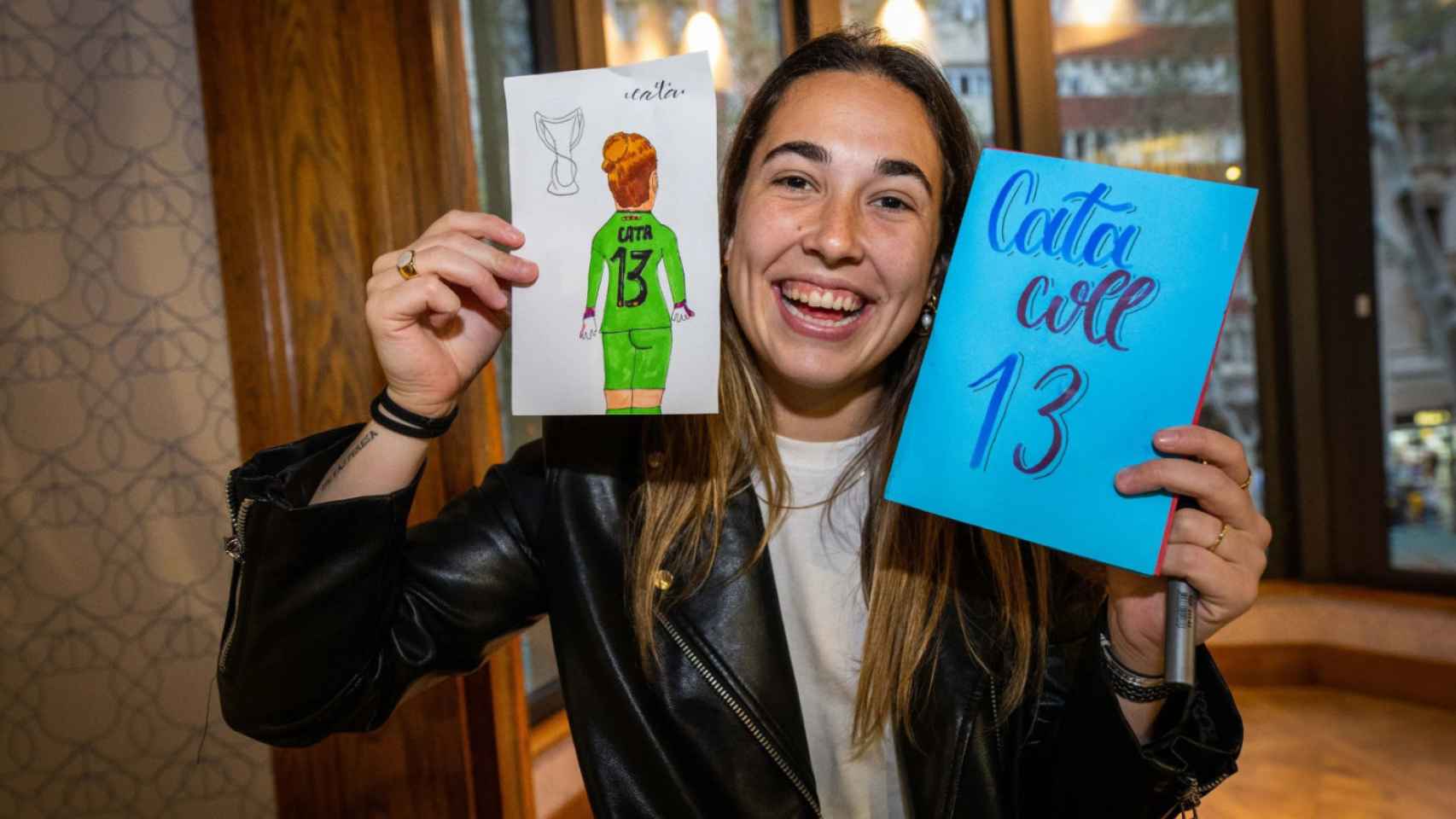 Cata Coll, sonriente con los dibujos que le han regalado los fans en la Barça Store de Canaletas