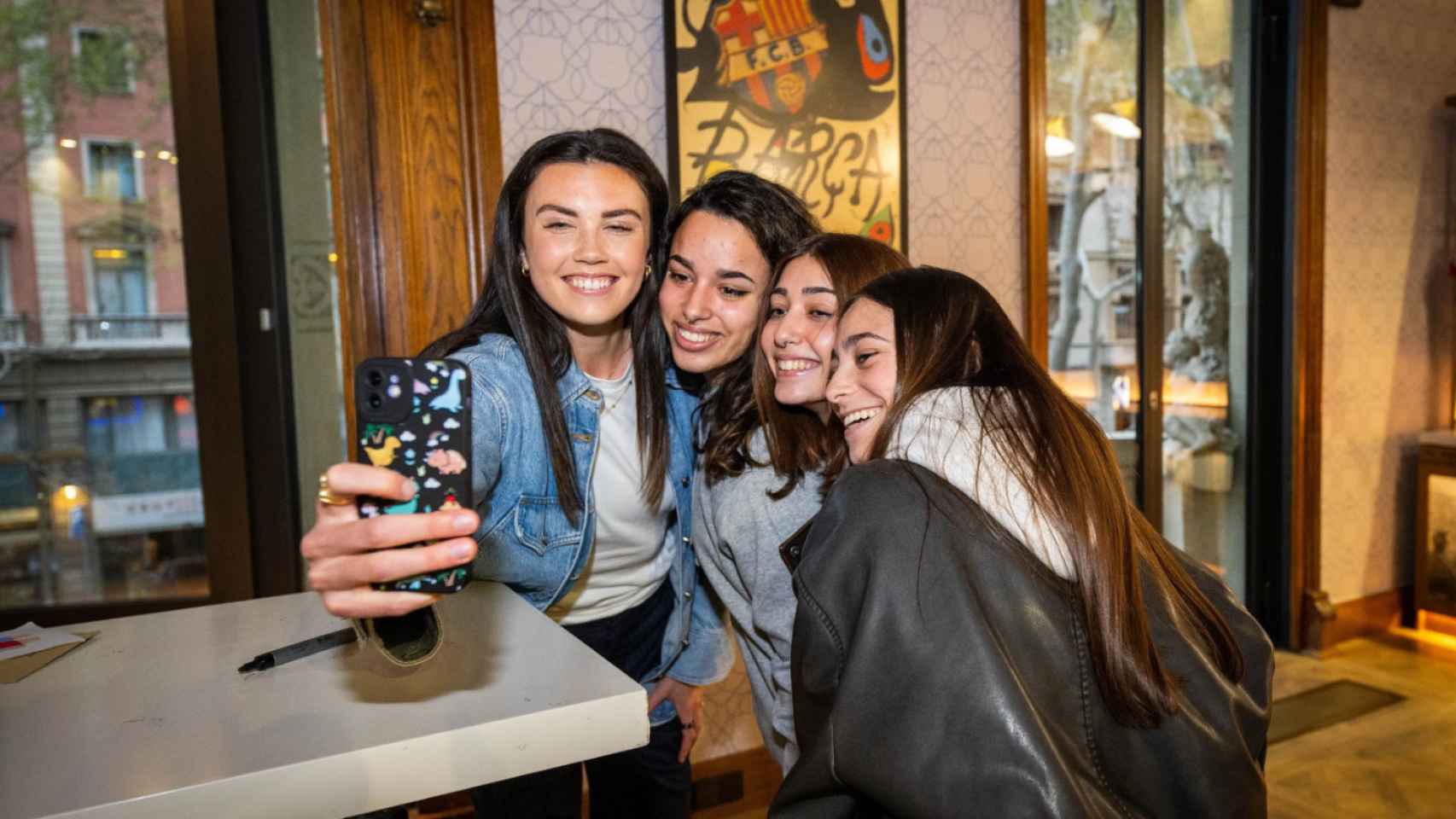Ingrid Engen se hace un 'selfie' con un grupo de fans del Barça