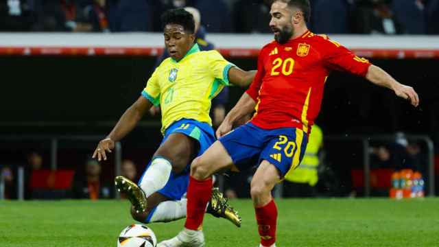 Endrick lucha por el balón con Dani Carvajal en el España-Brasil