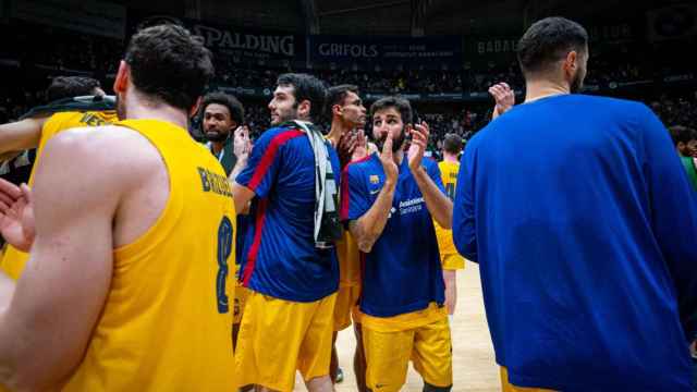 Los jugadores del Barça de basket aplauden a la afición culé tras vencer al Joventut en Badalona